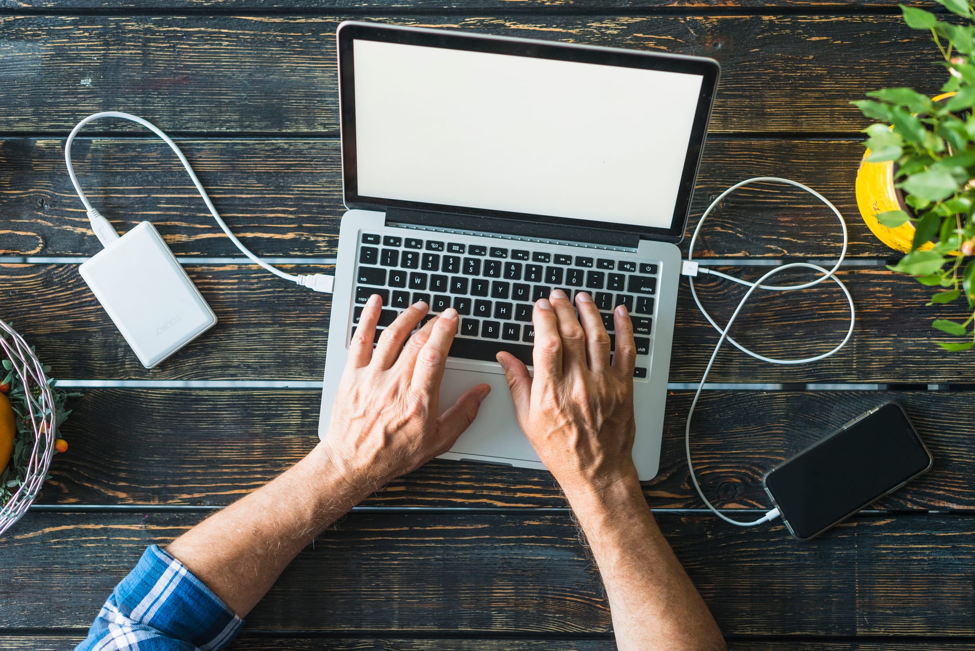 Conteúdo por IA inunda a web? As diretrizes do Google (E-E-A-T) são seu escudo de autoridade