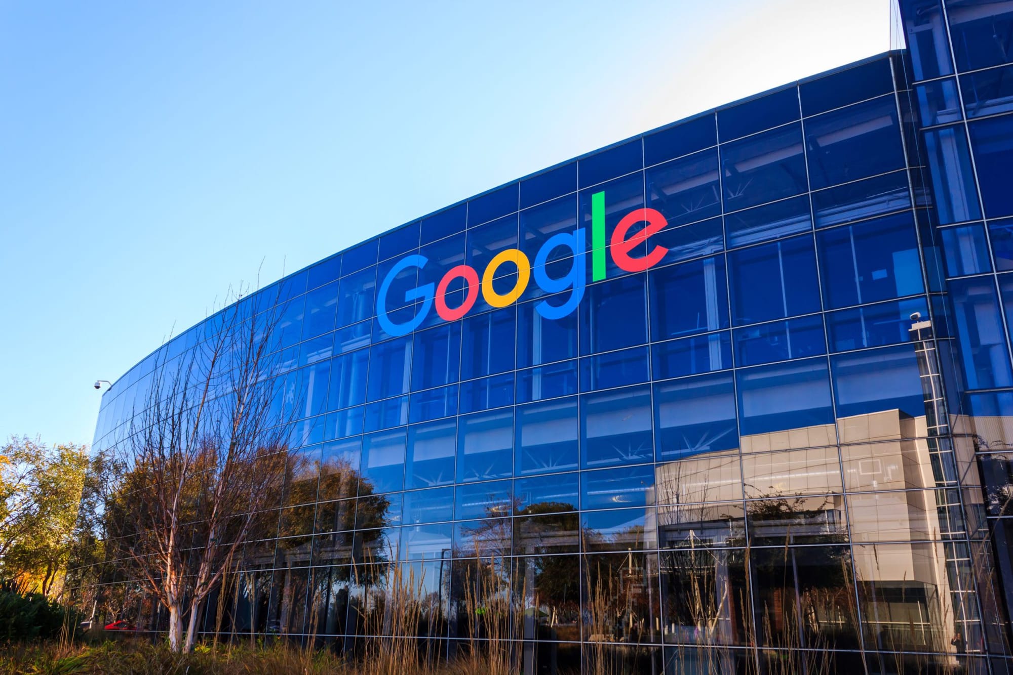 Google enfrenta processo bilionário no Reino Unido por suposto abuso de poder em buscas