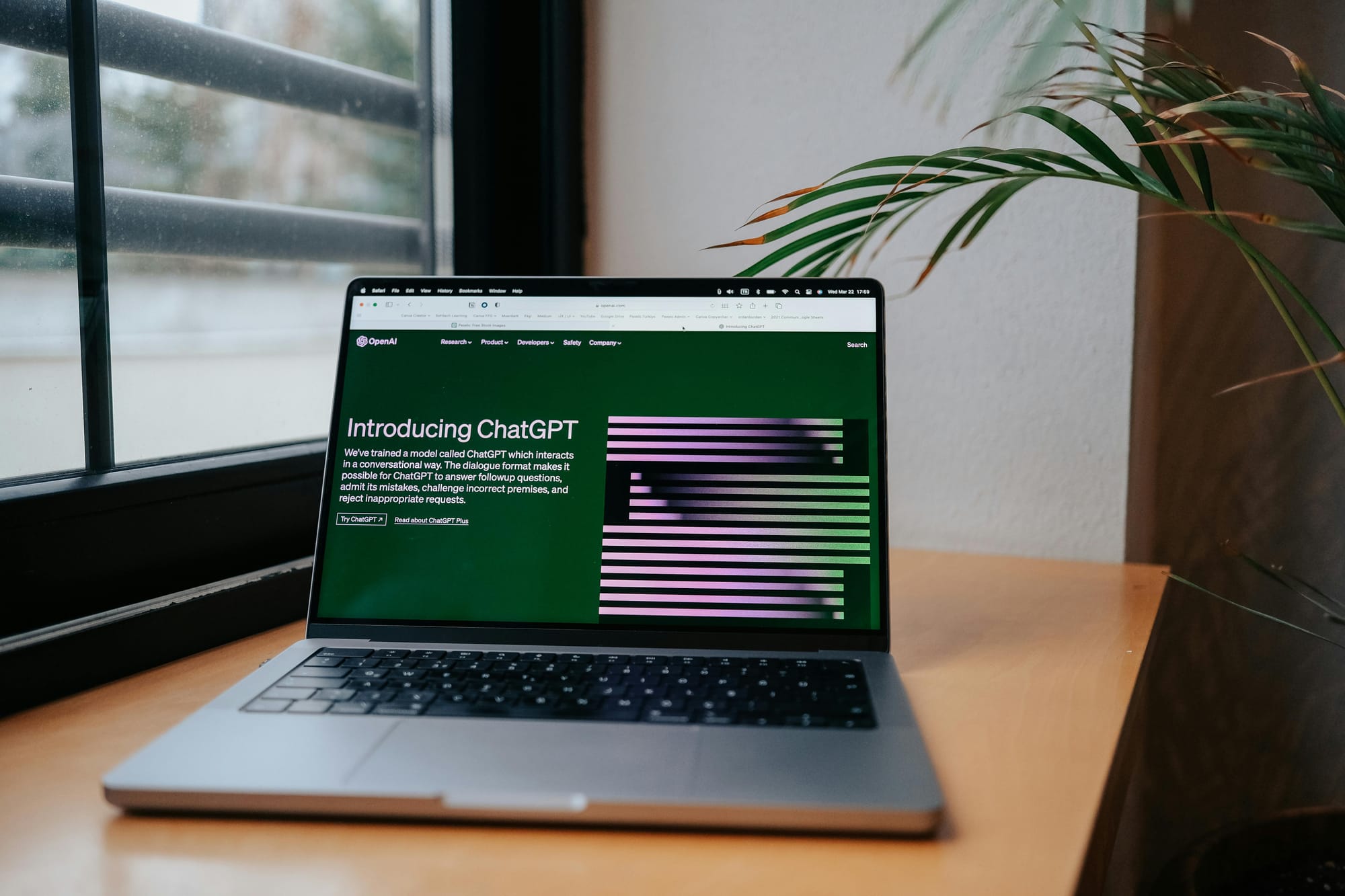 ChatGPT com anúncios? OpenAI projeta bilhões com monetização de usuários gratuitos até 2026