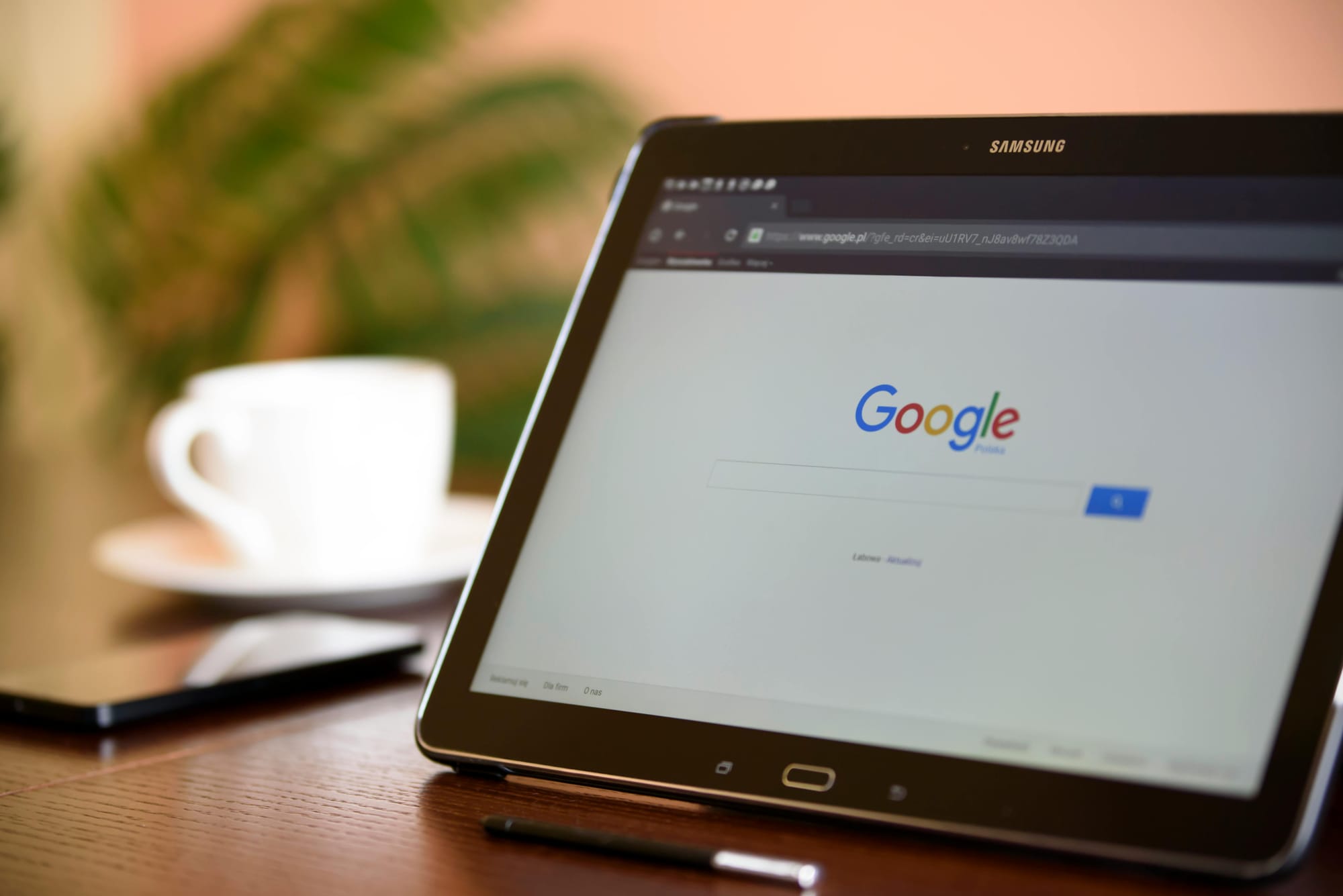 Google reforça combate a conteúdo raso: novas diretrizes para avaliadores focam em intenção, originalidade e esforço