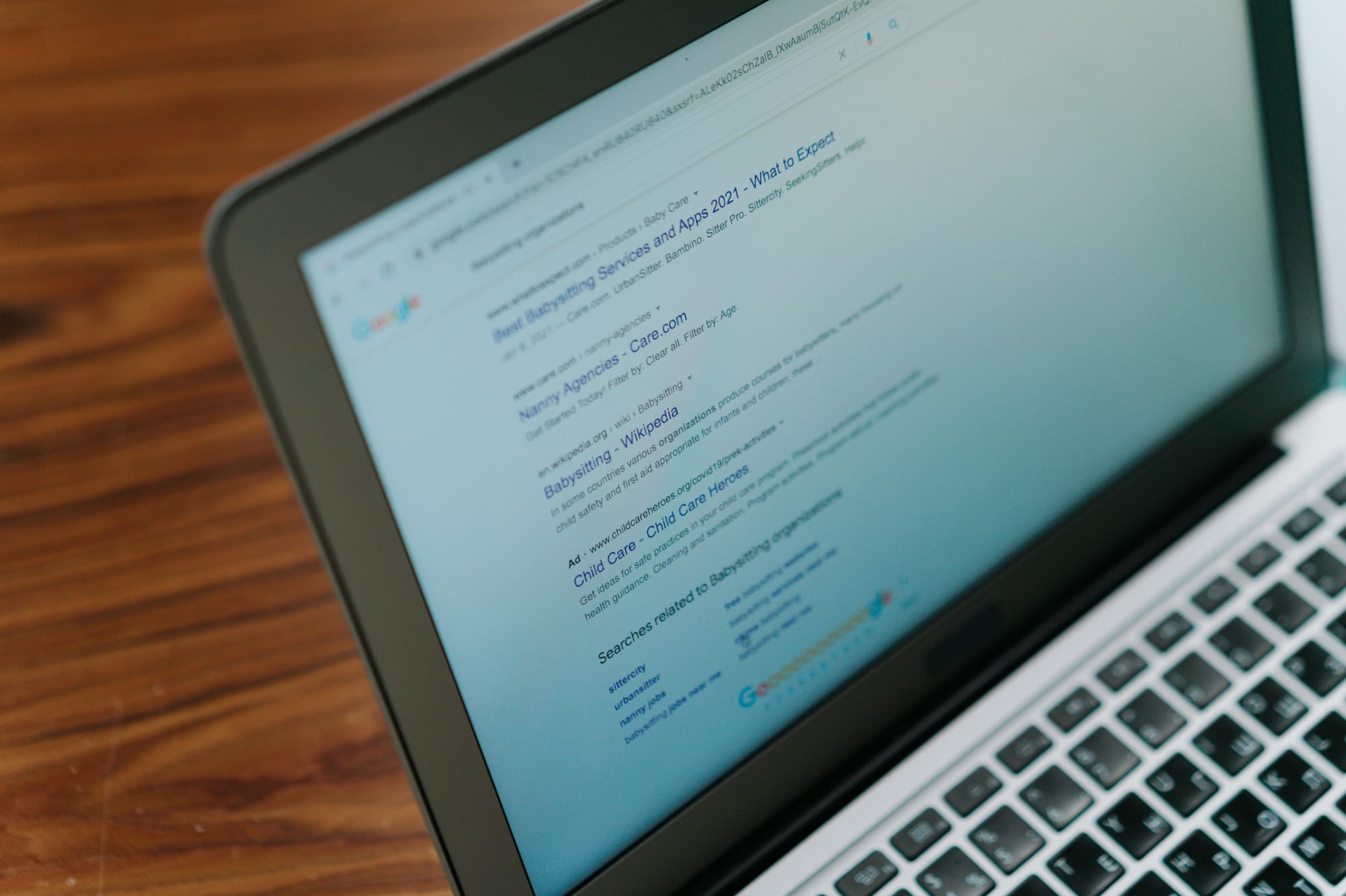 Google muda regras e passa a exibir anúncios do mesmo anunciante no topo e no rodapé da busca